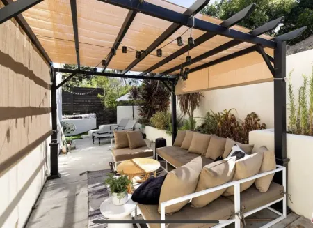 Bright 4 Bedroom Mountain View Home By Arts Plaza Отели рядом с достопримечательностью «Лейк Шервуд»