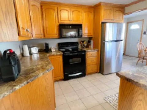 Walk to Lambeau Field! Cozy 2 Bedroom, 1 Bath.  Sleeps 8