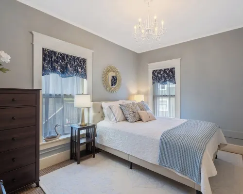 BEAUTIFUL village apt.  Walk to river, shops, eateries. Great for getaway / work Hotels in Lysander