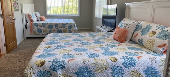 Waterfront - 5 BR, 4 Full Bath, Pool, 80' Dock, Ample Parking, Tiki Hut, Jacuzzi Hotels in Marathon