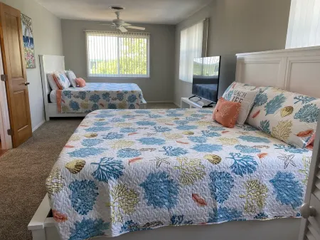 Waterfront - 5 BR, 4 Full Bath, Pool, 80' Dock, Ample Parking, Tiki Hut, Jacuzzi