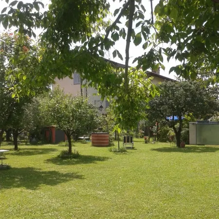 Alpi Apuane:colored flat in ancient farmhouse 4km from the sea and near the Alps Отели в г. Серавецца