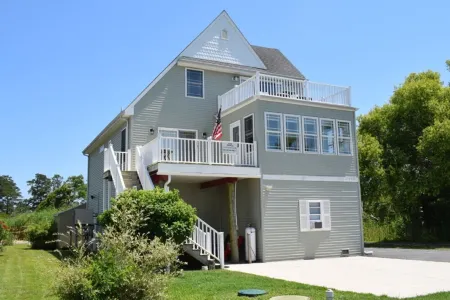 Grace Street Refuge-Beautiful VIEWS of the Chincoteague Bay, Firepit!