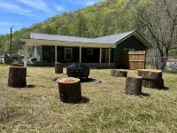 Trail Riders Retreat! 1.5m to Trail #26 Hatfield McCoy Trails. Loads of Parking!
