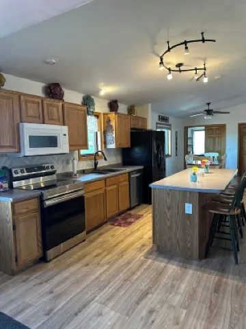 Sleeps up to 14 people, 5 minutes from downtown, handicap accessible.