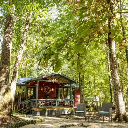 Honeymoon Loft Cabin - Soaking Tub & Fireplace - Walk to Mentone