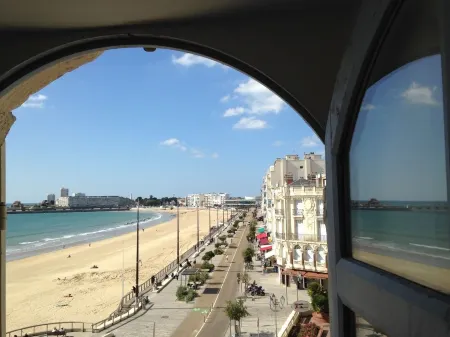 Appartement Surplombant la mer et la Grand Plage, Centre des Sables, Tout à Pied Отели рядом с достопримечательностью «Quartier de l'Ile de Penotte»