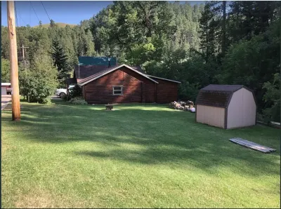 Cozy Cabin located in the heart of the Black Hills, but close to Deadwood & Lead