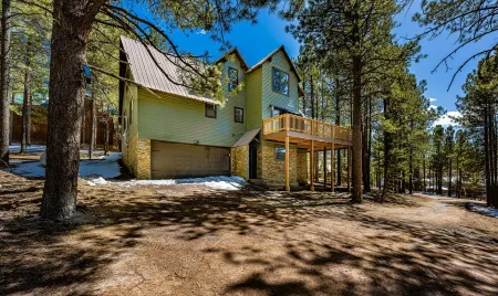 Luxury Furnishings and Amenities at the Hummingbird Chalet-Country Club Location