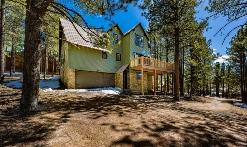 Luxury Furnishings and Amenities at the Hummingbird Chalet-Country Club Location