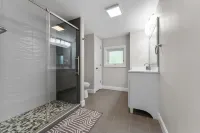 *CLEANING FEE WAIVED on 5+ Night Stay!*  Hot Tub, Dock, Fire Pit Beach/Pool