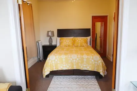 Charming second-floor apartment in Jersey City, close to Manhattan! Отели рядом с достопримечательностью «Либерти Сайенс Сентер»