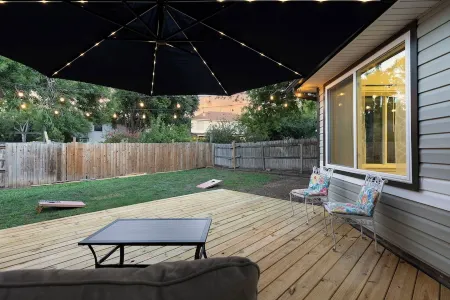 Your House! King Bed 65' TV, Near Kalahari, Local Host + Large Deck Отели рядом с достопримечательностью «Kalahari Indoor Water Park»