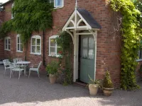 The cottage is a tastefully converted former Victorian barn in Tarvin Sands.  호텔