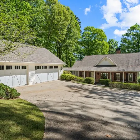 LAKEFRONT HOME DIRECTLY ON LAKE OCONEE WITH BOAT RENTAL