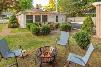 Cozy Cottage near Lake & Skiing, Hot Tub, fireplace & Fire-pit, Pets Allowed - 鄉村度假屋