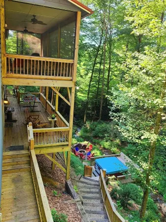 Memorial Day Special! 4Br for 8, Waterfalls, Hot-Tub, Fire-Pit. Private 3 Acres