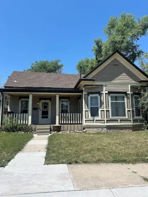 Charming 2-bedroom house with AC and WiFi  central location in Rapid City.