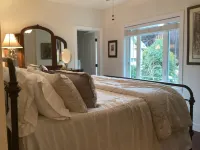 Historic Haven Across From Puget Sound High Speed Internet. Hôtels à : Hansville