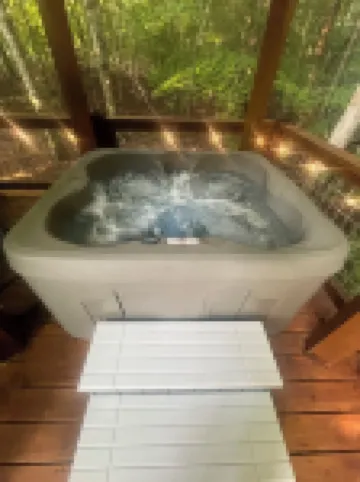 Grain Bin Silo Tiny House with 1 Bedroom, WiFi, AC and Hot Tub in Shelby