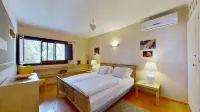 OCEANFRONT Retreat (YOGA), BEST LOCATION AND VIEWS, garden, 2 pools