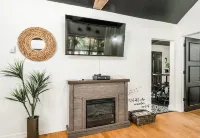The Lookout: A Romantic Boho Getaway • A/C - Pet Friendly!