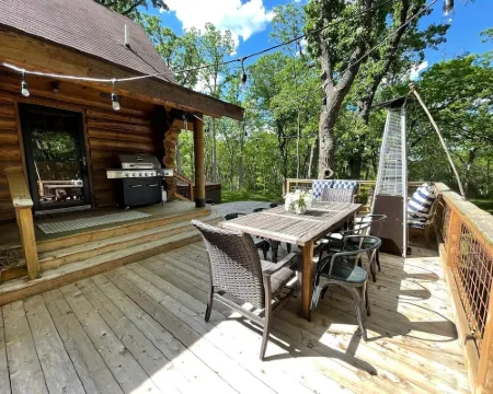 Beautiful Log Cabin Retreat on 6 Acres of Forest Only 10 Minutes to Lake Geneva. Hotels in Lyons
