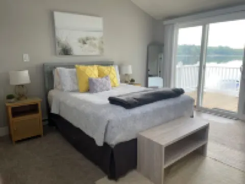 PONTOON BOAT NOW INCLUDED! 7 BEDS, HOT TUB Updated Lakefront Cottage - Book Now