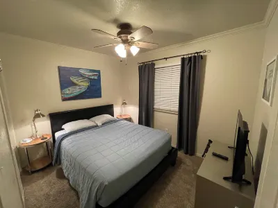 Entire  Fresno/Clovis 2 bedroom bungalow Hotel in zona California Health Sciences University - CHSU