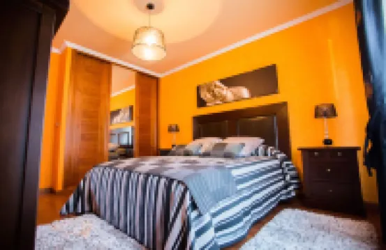 Situada en el paseo de la playa Compostela