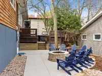 Steps to Lake Geneva · Hot Tub · Sleeps 10 · Walk to Pier 290 Hotels in Williams Bay