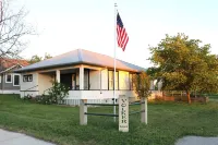 Countryside Farmhouse, backporch breezes, hillside views, and in Walburg! Hotels near Rowan Park