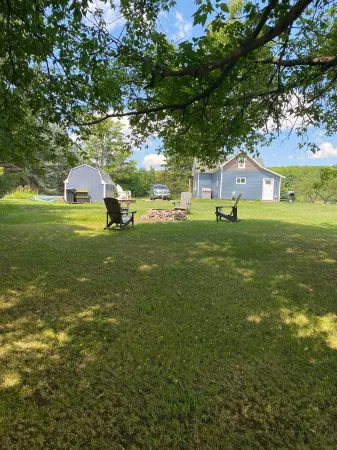 Cute and Cozy Farm House on 1 Acre. Serene Views. A Gem! Отели рядом с достопримечательностью «Парк штата Петоски»