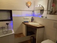Glamping - Wohnwagen mit Luxusbad und Küche Inmitten der Halbinsel Butjadingen Отели рядом с достопримечательностью «National Park House Museum Fedderwardersiel»