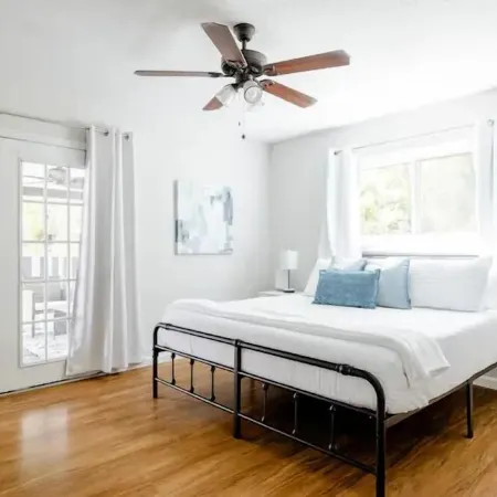 2 bed 2 bath Modern Farmhouse in Old Town Spring
