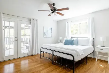 2 bed 2 bath Modern Farmhouse in Old Town Spring