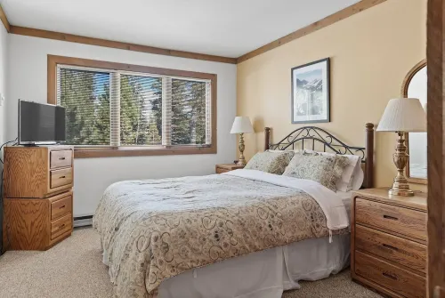 Mammoth Getaway, Short walk to the Village and steps to Canyon Lodge shuttle.