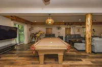 5 Bedrooms,Linens&Hot-Tub Lake Kayak Golf & SplitRock !