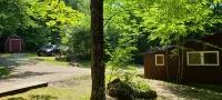 Lakefront Rustic 1930s dog friendly Cabin w/lg screened porch near Lake George
