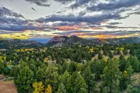 Monarch Landing, A Cozy Cabin w/360 Mountain Views - 4-Star
