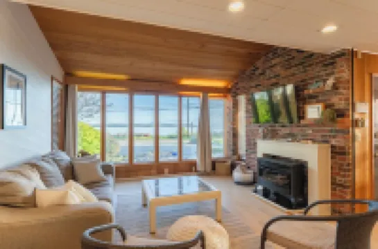 Oceanside Retreat ~ Private Beach in Quaint Seaside Town
