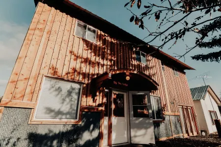 Relax in "Big Sky" Style just 3 blocks from the Symes Mineral Soaks!