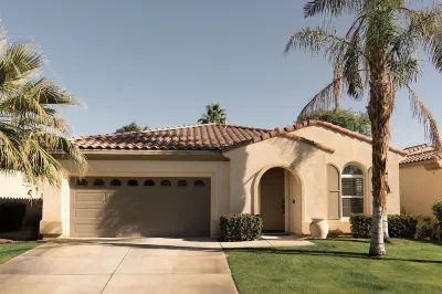 Desert Oasis Walking Distance to Festivals. Pet Friendly! Hotels near Magic of Lights at Empire Polo Club