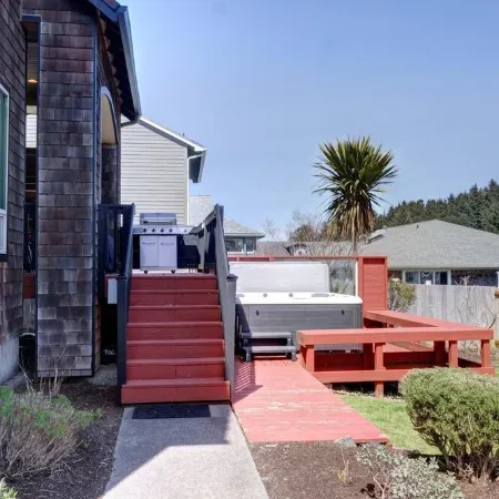 Newly Remodeled 3 Bedroom with Hot Tub!