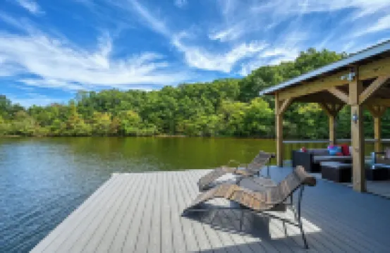 Luxury LAKEFRONT 7Bdr/7.5Ba -Huge Boathouse in Quiet Cove-Public Side-Stunning