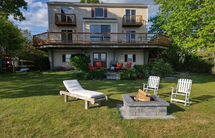 Riverfront house  with  kyacks  fire pit and gym