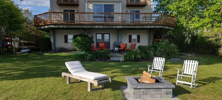 Riverfront house  with  kyacks  fire pit and gym 웨어햄 호텔