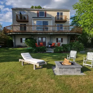 Riverfront house  with  kyacks  fire pit and gym