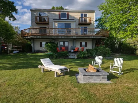 Riverfront house  with  kyacks  fire pit and gym Отели в г. Вэрхэм