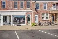 Firepit, Rooftop Deck, Games & Bridal Suite and Right Next to the Coffee Girl Hotels in 